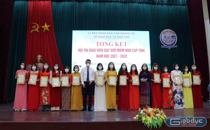 Lãnh đạo Sở Giáo dục và Đào tạo Quảng Trị trao giấy chứng nhận cho giáo viên mầm non đạt giải. Ảnh: Sở Giáo dục và Đào tạo Quảng Trị