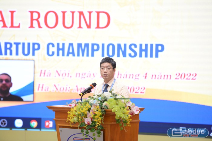 Thầy Hoàng Xuân Hiệp - Hiệu trưởng trường Đại học Công nghiệp Dệt may Hà Nội phát biểu khai mạc cuộc thi. Ảnh: TH