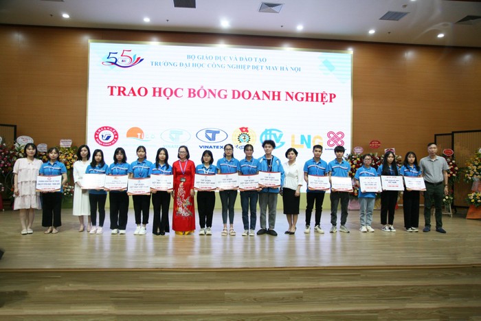 Các doanh nghiệp trao học bổng cho sinh viên có thành tích học tập tốt. Ảnh: Thái Hồng