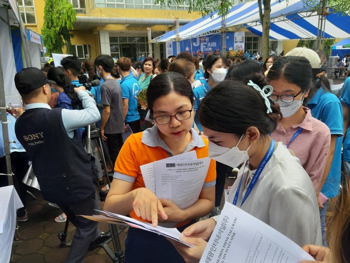 Các sinh viên năm cuối hào hứng với Ngày hội việc làm. Ảnh: Thái Hồng