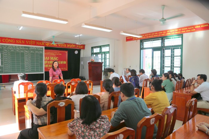 Giám đốc Sở Giáo dục và Đào tạo Quảng Trị động viên các cán bộ coi thi trong kỳ thi vào 10. Ảnh: Sở Giáo dục và Đào tạo Quảng Trị