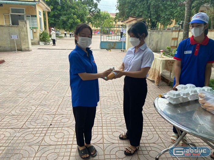 Suất ăn sáng đã động viên nhiều thí sinh từ bản xa về thi tốt nghiệp trung học phổ thông.