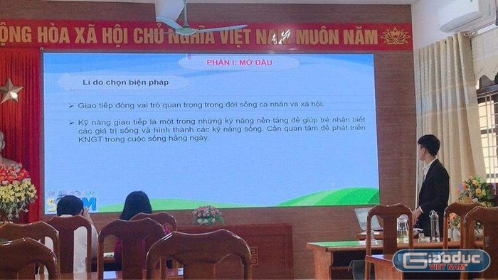 Thầy giáo Hoàng Đình Lộc trong buổi bảo vệ biện pháp chuyên môn. Ảnh: NVCC