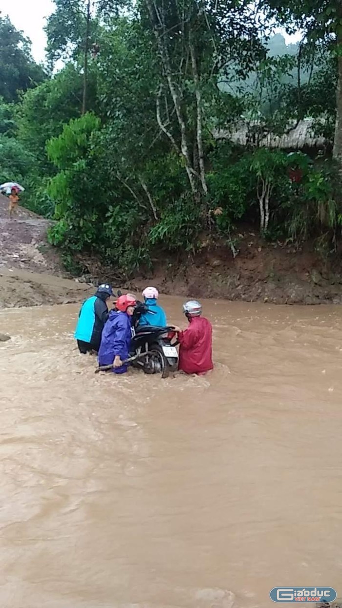 Điều kiện kinh tế đi lại khó khăn khiến địa phương khó thu hút nhân lực. Ảnh minh họa: Các giáo viên ở điểm trường Hô Củng (Chà Tở, Nậm Pồ, Điện Biên)