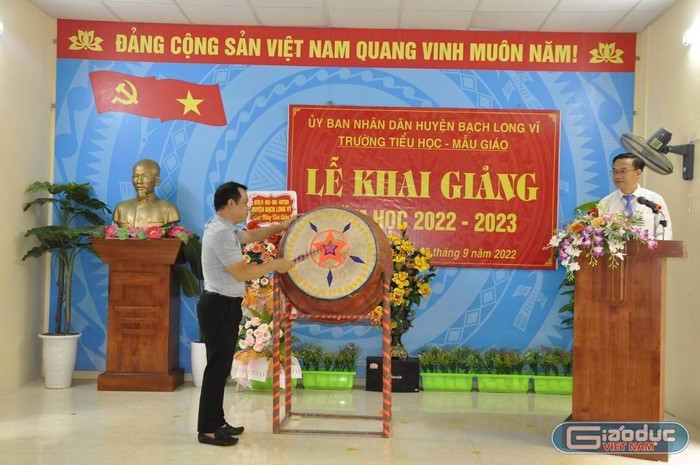 Tiếng trống trường đã điểm.