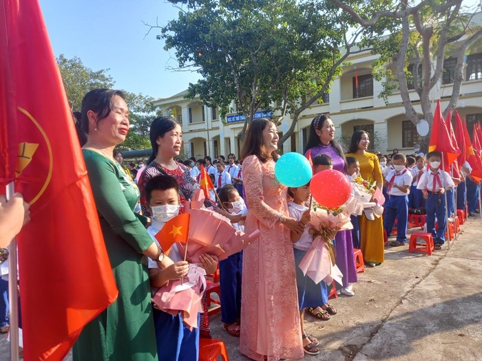 Cô và trò trường Tiểu học và Trung học cơ sở Triệu Long (Triệu Phong, Quảng Trị) hân hoan chào đón năm học mới.