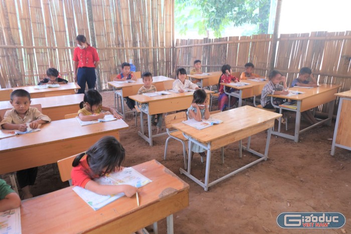 Một giờ học của cô giáo Vũ Thị Kim Hưng, giáo viên dạy tại điểm trường trung tâm của Trường Phổ thông dân tộc bán trú Tiểu học Huổi Lếch. Ảnh: LC