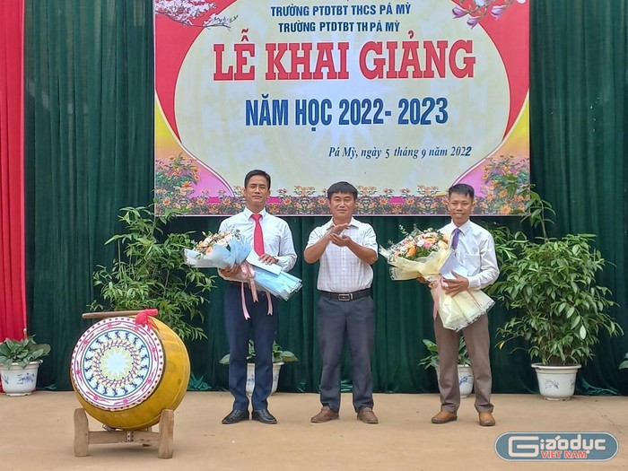 Hai nhà trường cùng khai giảng tại Trường Phổ thông dân tộc bán trú Trung học cơ sở Pá Mỳ. Ảnh: Nhà trường cung cấp