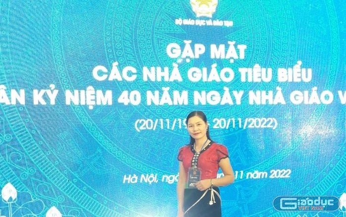 Cô Thuông trong ngày nhận Bằng khen của Bộ trưởng Bộ Giáo dục và Đào tạo. Ảnh: NVCC