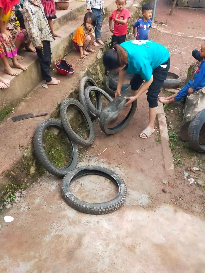 Tất cả những gì có thể tận dụng, sáng tạo cho học trò là các cô tích cực thực hiện. Ảnh: NVCC