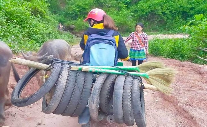 Hành trình lên điểm trường của cô giáo là đủ thứ lỉnh kỉnh có thể mang theo. Ảnh: NVCC