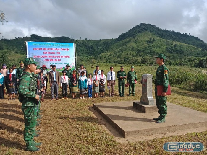 Giờ học bên cột mốc chủ quyền của Trường Tiểu học và Trung học cơ sở Ba Tầng (xã Ba Tầng, Hướng Hóa, Quảng Trị). Ảnh: Ngọc Hiển