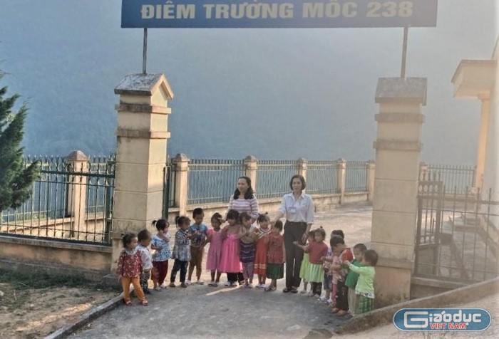 Cô, trò ở điểm trường Mốc 238. Ảnh: NT