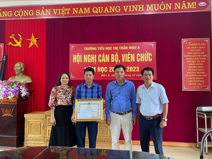 Thầy Lê Văn Hùng nhận bằng khen từ Bảo hiểm xã hội Việt Nam. Ảnh: Nhà trường cung cấp