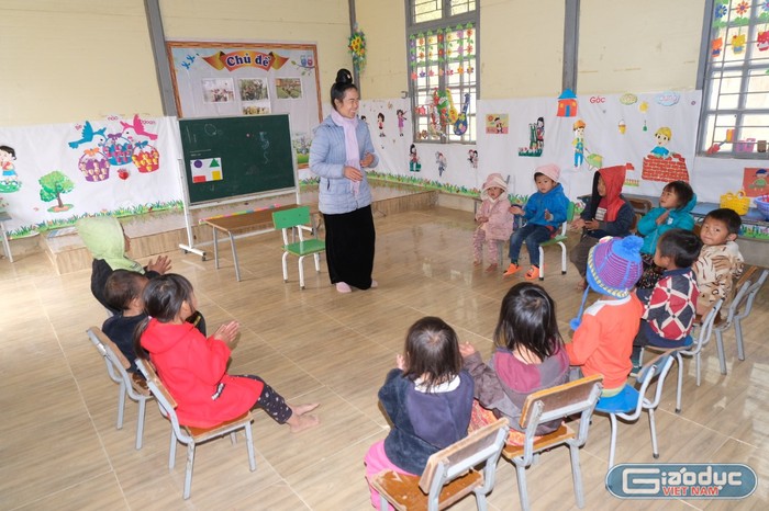 Trong giá lạnh của những ngày gió mùa đông bắc tràn về, lớp học của cô giáo Lò Thị Tấm vẫn rộn lên tiếng hát, tiếng cười. Ảnh: LC