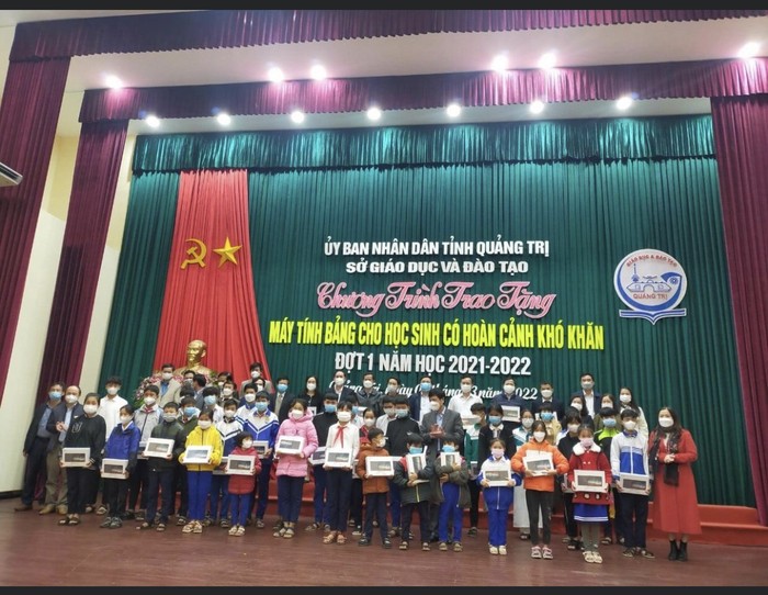 Hình ảnh trao máy tính bảng đợt 1 cho học sinh có hoàn cảnh khó khăn ở Quảng Trị. Ảnh: Sở Giáo dục và Đào tạo Quảng Trị