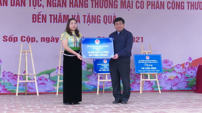 Bà Lò Thị Hạnh - Trưởng phòng Giáo dục và Đào tạo huyện Sốp Cộp trong một buổi nhận tài trợ của các nhà từ thiện. Ảnh: LH