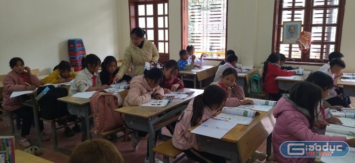 Cô giáo Phan Thị Thu Quỳnh trong một giờ lên lớp. Ảnh: LC