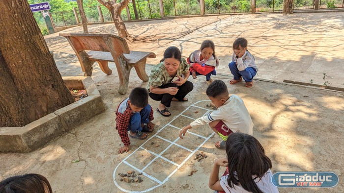 Học trò nghèo ham học, muốn đến trường nhưng gập ghềnh vì bữa cơm mùa giáp hạt. Ảnh: LC