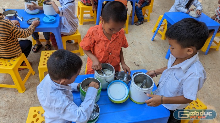 Không có thức ăn mà cô giáo xin về, học trò sẽ lại chỉ ăn cơm trắng với muối. Ảnh: LC