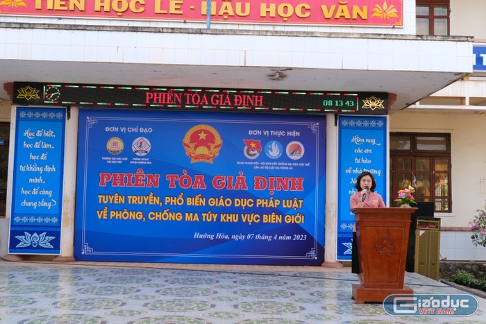 Trưởng phòng Giáo dục và Đào tạo huyện Hướng Hóa phát biểu . Ảnh: LC