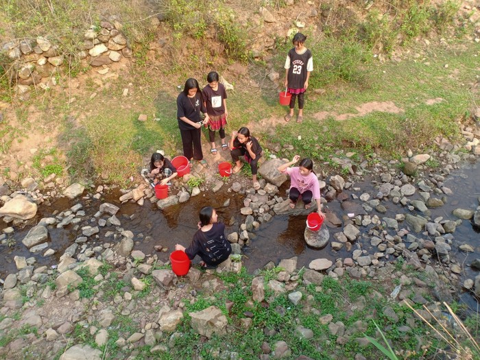 Học sinh ở Trường Phổ thông dân tộc bán trú Trung học cơ sở Huổi Lếch phải đi tìm nguồn nước cách trường cả cây số để sinh hoạt. Ảnh: Nhà trường cung cấp