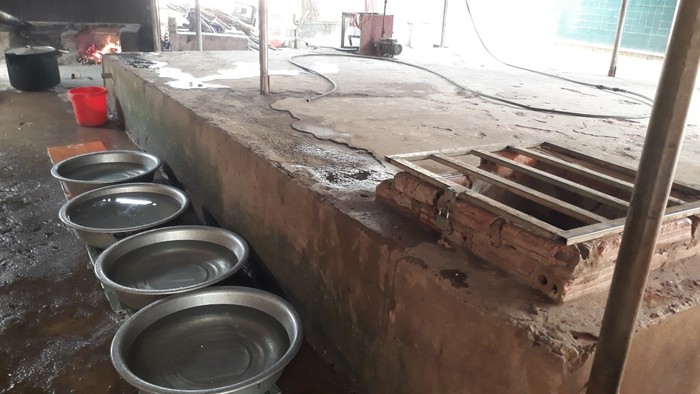Trường học ở Pá Mỳ huy động toàn bộ chậu để đựng nước sạch phục vụ nấu ăn. Ảnh: Phòng Giáo dục và Đào tạo Mường Nhé
