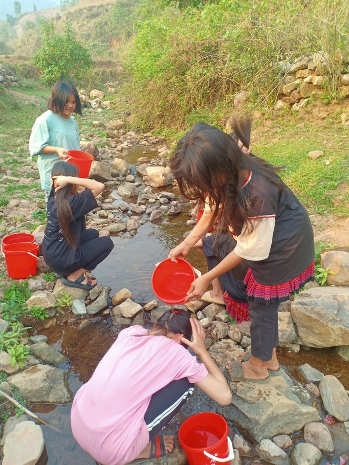 Các em nhỏ vùng cao phải sinh hoạt, tắm giặt trên những dòng suối cạn. Ảnh: Trường Phổ thông dân tộc bán trú Trung học cơ sở Huổi Lếch