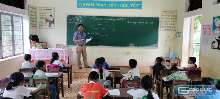 Thầy Hoàn trên lớp học. Ảnh: LC