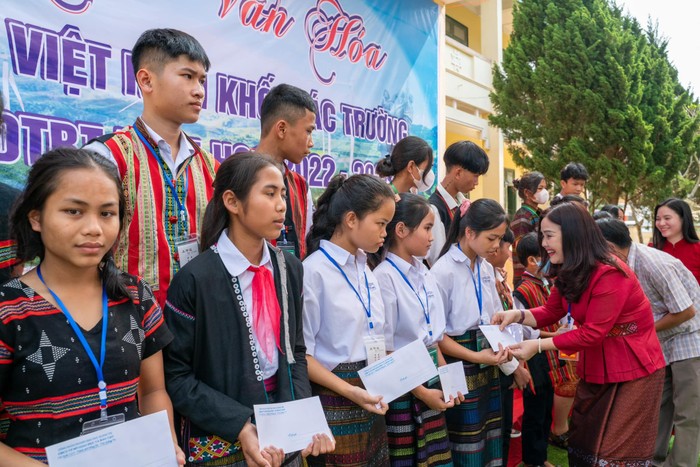 Lãnh đạo Sở Giáo dục và Đào tạo tỉnh Quảng Trị trao học bổng cho các học sinh có hoàn cảnh khó khăn.Ảnh Sở Giáo dục và Đào tạo Quảng Trị