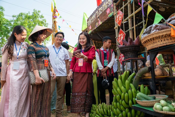 Nhiều sản vật của địa phương được giới thiệu trong dịp này. Ảnh: Sở Giáo dục và Đào tạo Quảng Trị