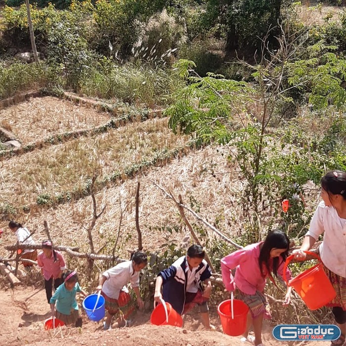 Mùa khô ở xã Na Cô Sa, huyện Nậm Pồ khiến thầy cô giáo, học sinh vô cùng vất vả. Ảnh: LC