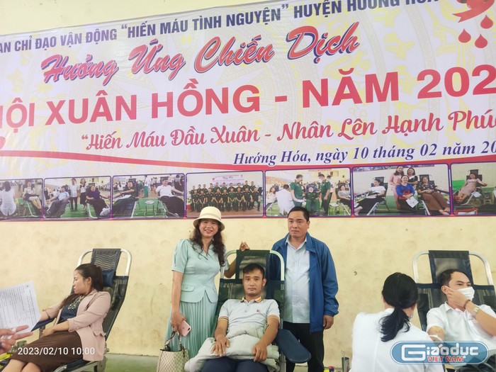 Thầy Hồ Văn Hiếu (nằm ghế) trong một lần tham gia hiến máu tình nguyện. Ảnh: Nhân vật cung cấp