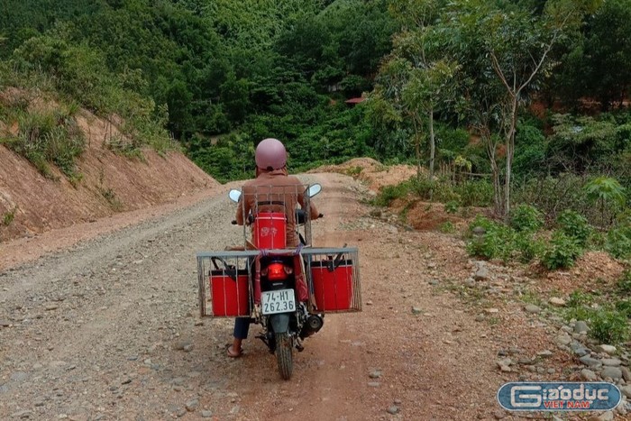 Vị trí nấu ăn trong các trường mầm non vẫn chỉ là lao động thời vụ. Rất khó để người lao động gắn bó nếu cứ 1 năm đi làm thì 3 tháng phải nghỉ hè không lương. Trong ảnh: Cô nuôi trường mầm non đi đưa cơm tới điểm lẻ ở Hướng Lập. Ảnh: LC