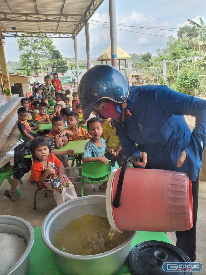 Cô nuôi ở trường Mầm non Tân Liên chia cơm ở điểm trường Cheng. Ảnh: LC