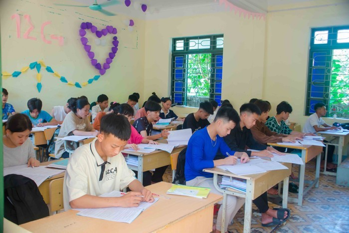 Học sinh trường Phổ thông dân tộc nội trú Trung học phổ thông Mường Nhé (Điện Biên) trong giờ ôn thi chuẩn cho kỳ thi tốt nghiệp trung học phổ thông năm học 2022 - 2023. Ảnh: Nhà trường cung cấp