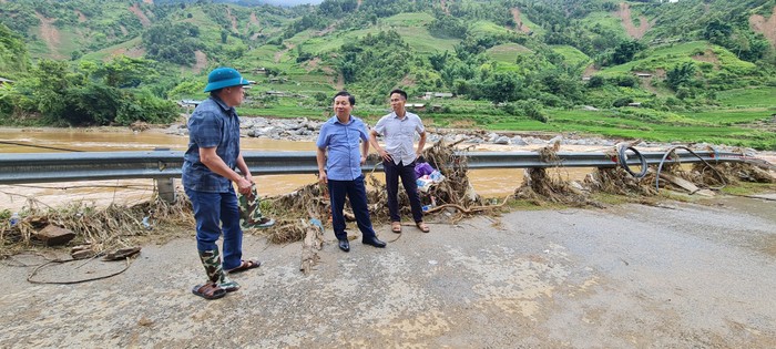Ông Đào Anh Tuấn - Phó Giám đốc Sở Giáo dục và Đào tạo Yên Bái (đứng giữa) đang kiểm tra công tác khắc phục hậu quả bão lũ.