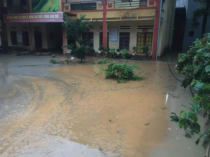 Trường Phổ thông dân tộc bán trú Tiểu học và Trung học cơ sở Hồ Bốn ngập trong bùn.