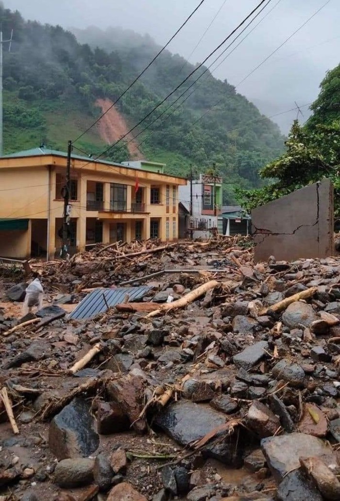Cả ngàn tấn đất, đá đổ dồn xuống trường học.
