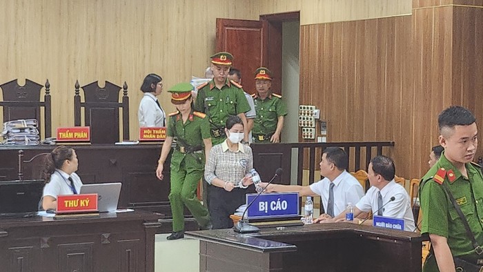Bà Phạm Thị Hằng bị dẫn giải ra phiên tòa. Ảnh: CTV