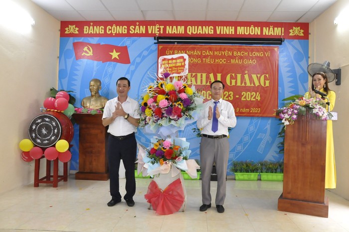Lãnh đạo huyện đảo Bạch Long Vĩ chúc mừng thầy trò nhà trường năm học mới.