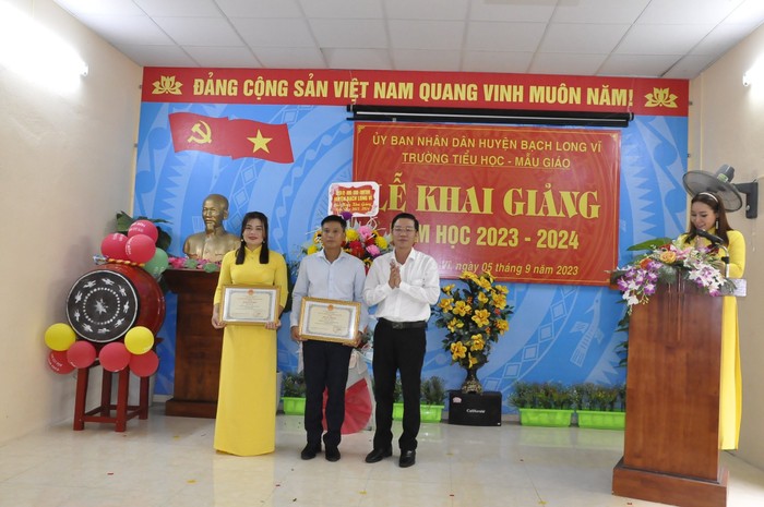Hai giáo viên trên đảo được nhận bằng khen của Ủy ban nhân dân thành phố Hải Phòng.