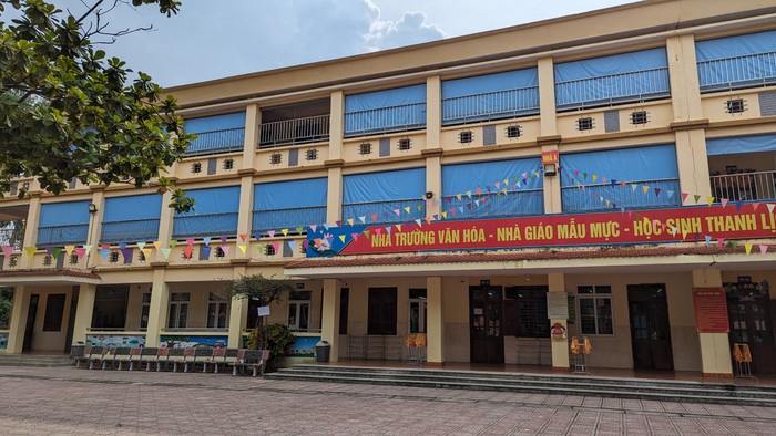 Trường Tiểu học Yên Nghĩa chống nóng bằng hệ thống rèm cửa. Ảnh: LC
