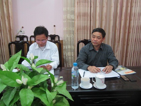 Ông Cao Văn Mỹ, Phó Bí thư thường trực, Chủ tịch HĐND huyện Tam Nông (bên phải) cho biết: &quot;Đúng là nhà to thật&quot;.