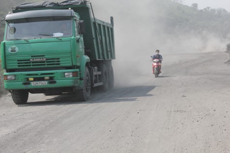 Chỉ có người dân là hứng chịu tình trạng ô nhiễm do các xe tải chở than gây ra.