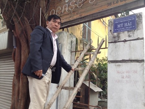 Ông Nguyễn Khắc Hải cho biết, việc UBND quận hợp nhất 03 sổ đỏ+lối đi chung thành 01 sổ đỏ có nhiều sai phạm, khiến gia đình ông thường xuyên phải leo trèo qua tường nhà mình để đi vào nhà. (Ảnh: Duy Phong).