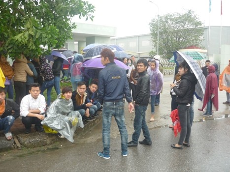 Mặc dù trời mưa nhưng trong 02 ngày 6 và 07/3/2015, các công nhân của nhà máy đều tổ chức đình công để đòi quyền lợi. ((Ảnh: Duy Phong-Trần Việt).