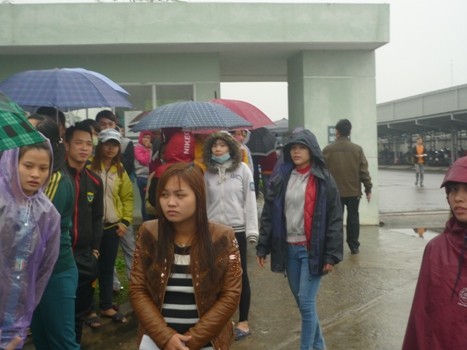 Hàng trăm công nhân tại Nhà máy Hanosimex Hà Nam &quot;vây&quot; trụ sở nhà máy vào chiều ngày 6 và sáng 7/3/2015. (Ảnh: Duy Phong-Trần Việt).