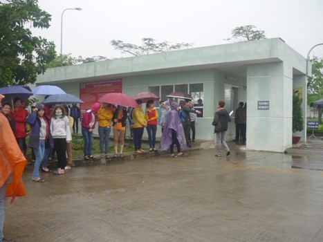 Mặc dù trơi mưa và rét nhưng hàng trăm công nhân vẫn tổ chức đình công để đòi quyền lợi. (Ảnh: Duy Phong - Trần Việt).