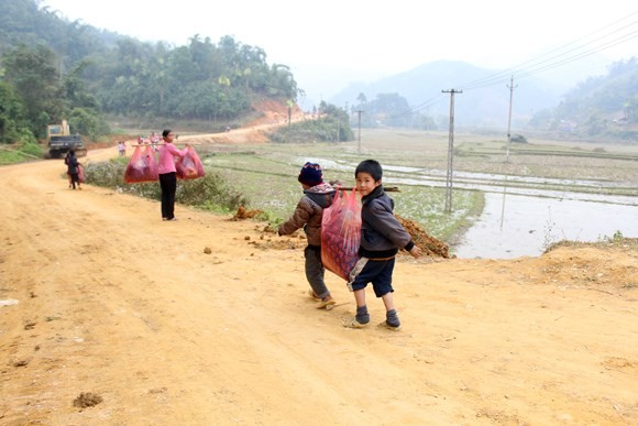 Chỉ vì cái sự &quot;ngại kiện cáo&quot;, &quot;cầu toàn&quot; của vị Chủ tịch Huyện mà các em học sinh nghèo mất đi cơ hội được nhận quà từ thiện. Ảnh: An Ninh Thủ đô